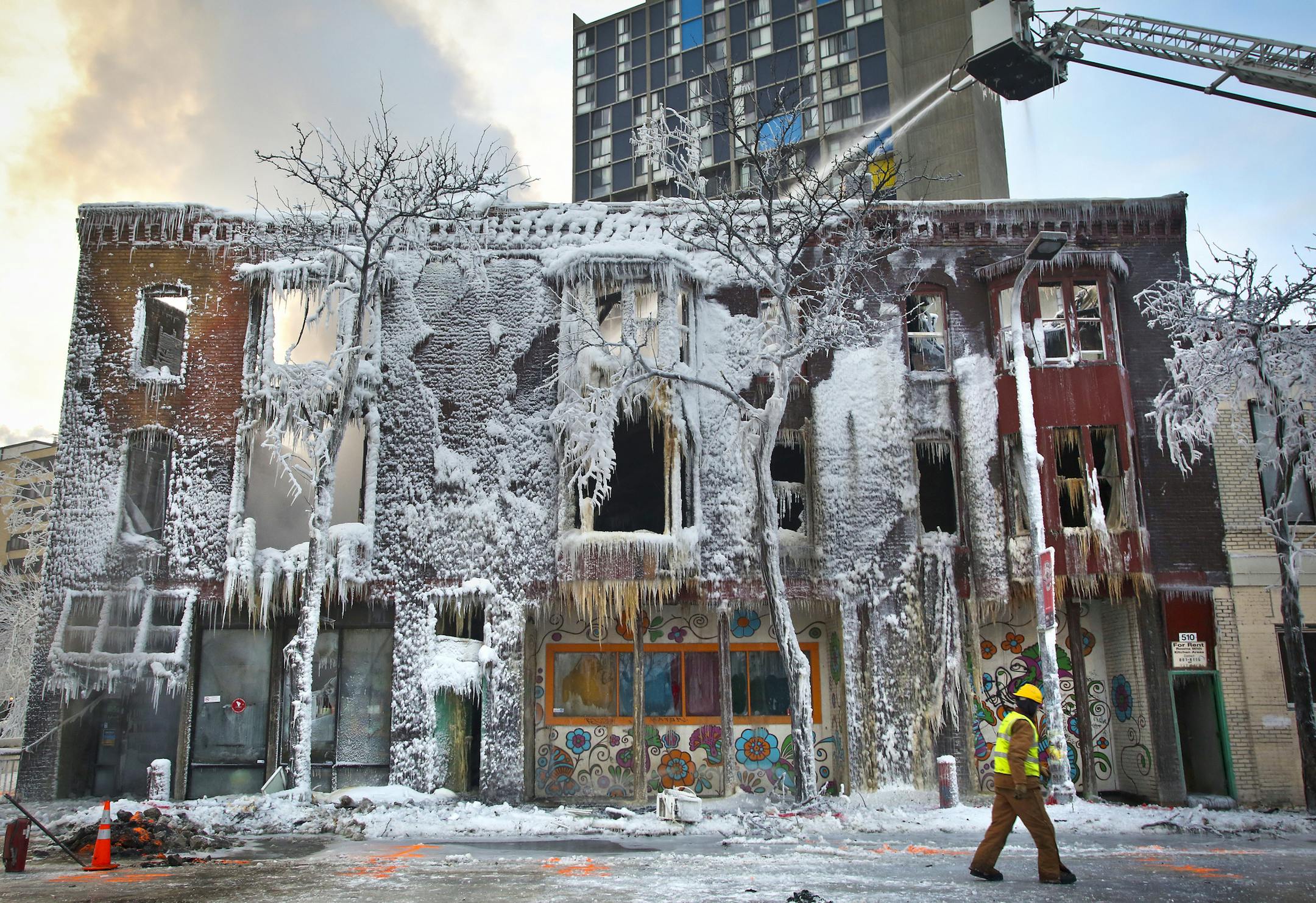 The evening scene of a building fire on Cedar Avenue in Minneapolis, Minn., on Wednesday, January 1, 2014. ] RENEE JONES SCHNEIDER ‚Äö√Ñ¬¢ reneejones@startribune.com ORG XMIT: MIN1401011655040328 ORG XMIT: MIN1401011738480356
