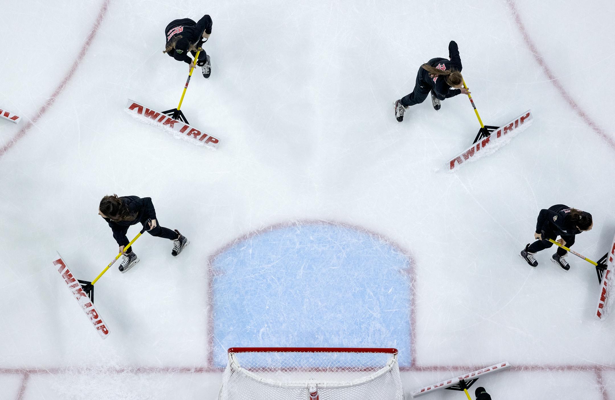 The ice crew Tuesday, November 1, 2022, at Xcel Energy Center in St. Paul, Minn. ] CARLOS GONZALEZ • carlos.gonzalez@startribune.com.