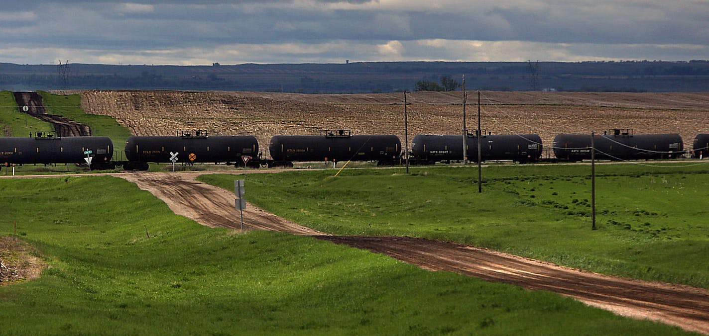 A long train carrying oil tank cars travelled west, near Gladstone ND. Oil production in North Dakota is coming close to 1 million barrels a day, with much of it being transported by rail. ] (JIM GEHRZ/STAR TRIBUNE) / December 19, 2013, Williston/Napoleon/Epping, ND &#xf1; BACKGROUND INFORMATION- PHOTOS FOR USE IN FIFTH PART OF NORTH DAKOTA OIL BOOM PROJECT: While many have migrated to the Bakken oil fields in search of fortune and adventure, others have chosen to leave the region as traffic and