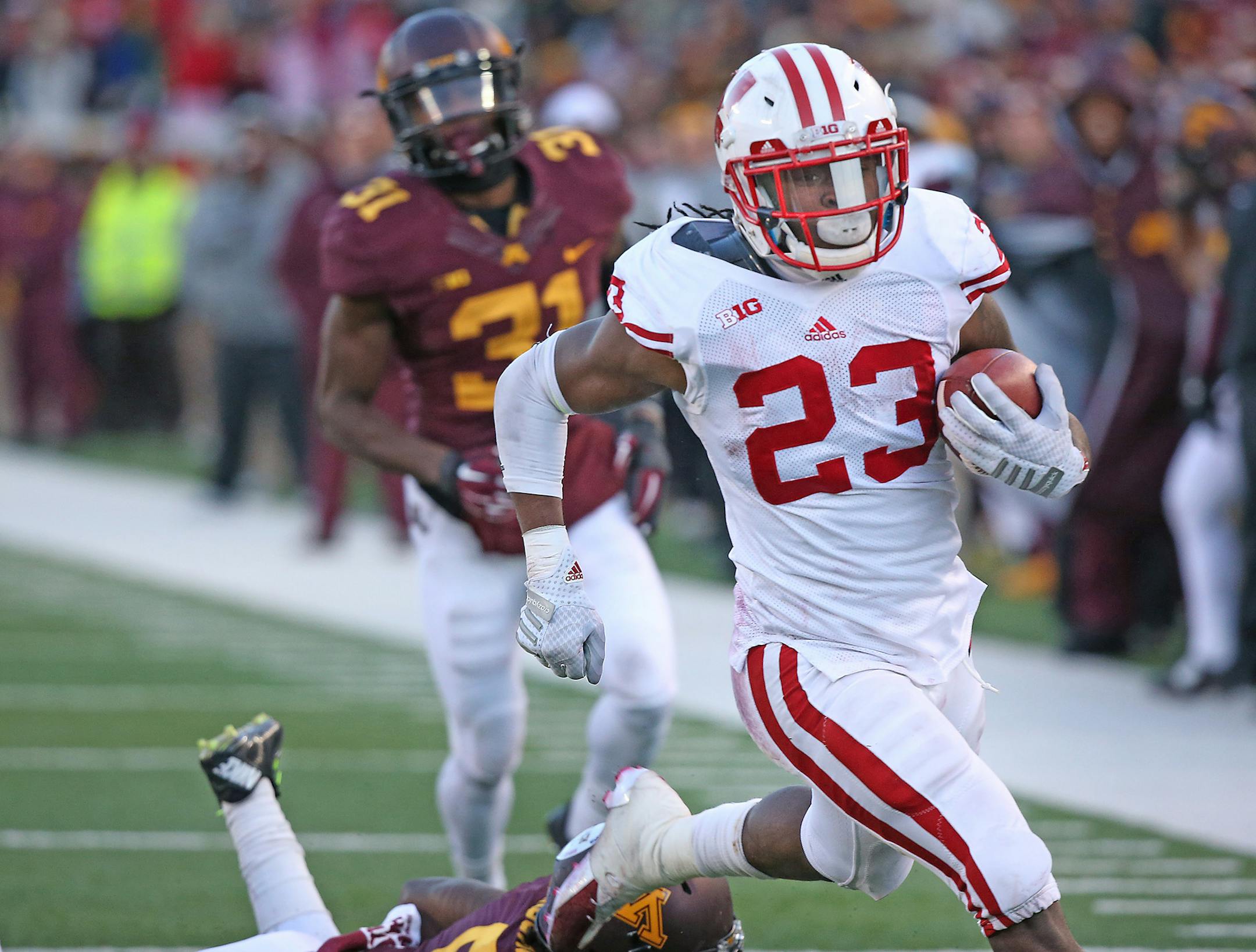 Wisconsin's running back Dare Ogunbowale carried the ball into the end zone for a second quarter touchdown as the Minnesota Gophers took on the Wisconsin Badgers at TCF Bank Stadium, Saturday, November 28, 2015 in Minneapolis, MN. ] (ELIZABETH FLORES/STAR TRIBUNE) ELIZABETH FLORES &#x2022; eflores@startribune.com