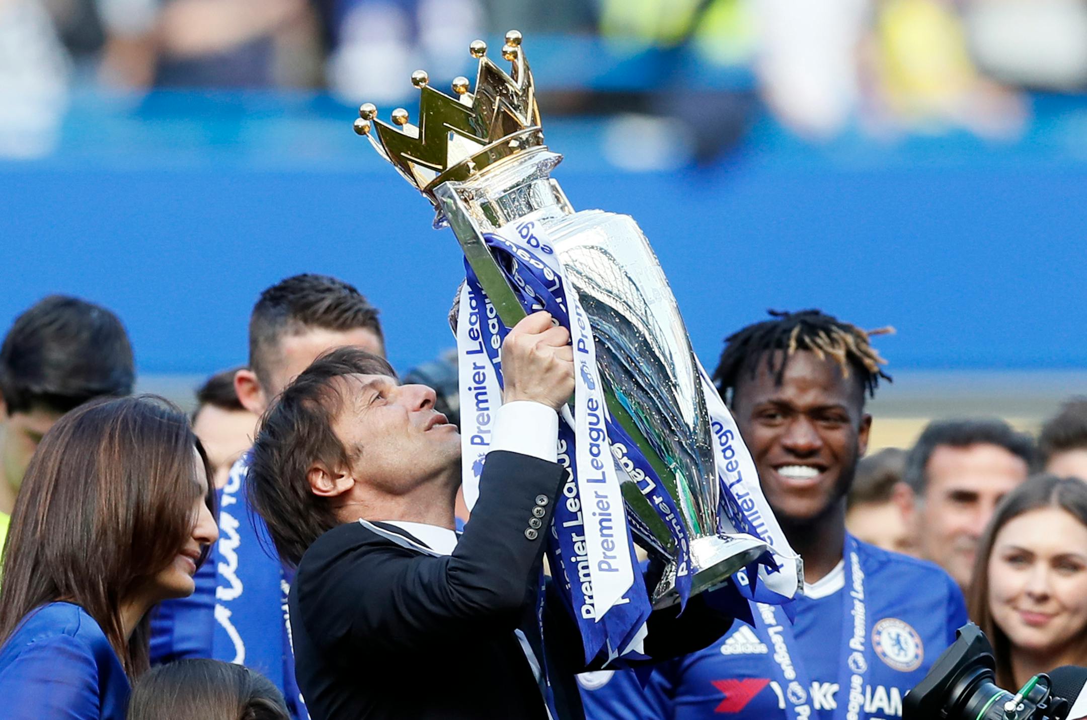 Chelsea team manager Antonio Conte holds the English Premier trophy at the end of the English Premier League last round soccer match between Chelsea and Sunderland at Stamford Bridge stadium in London, Sunday, May 21, 2017. (AP Photo/Kirsty Wigglesworth)