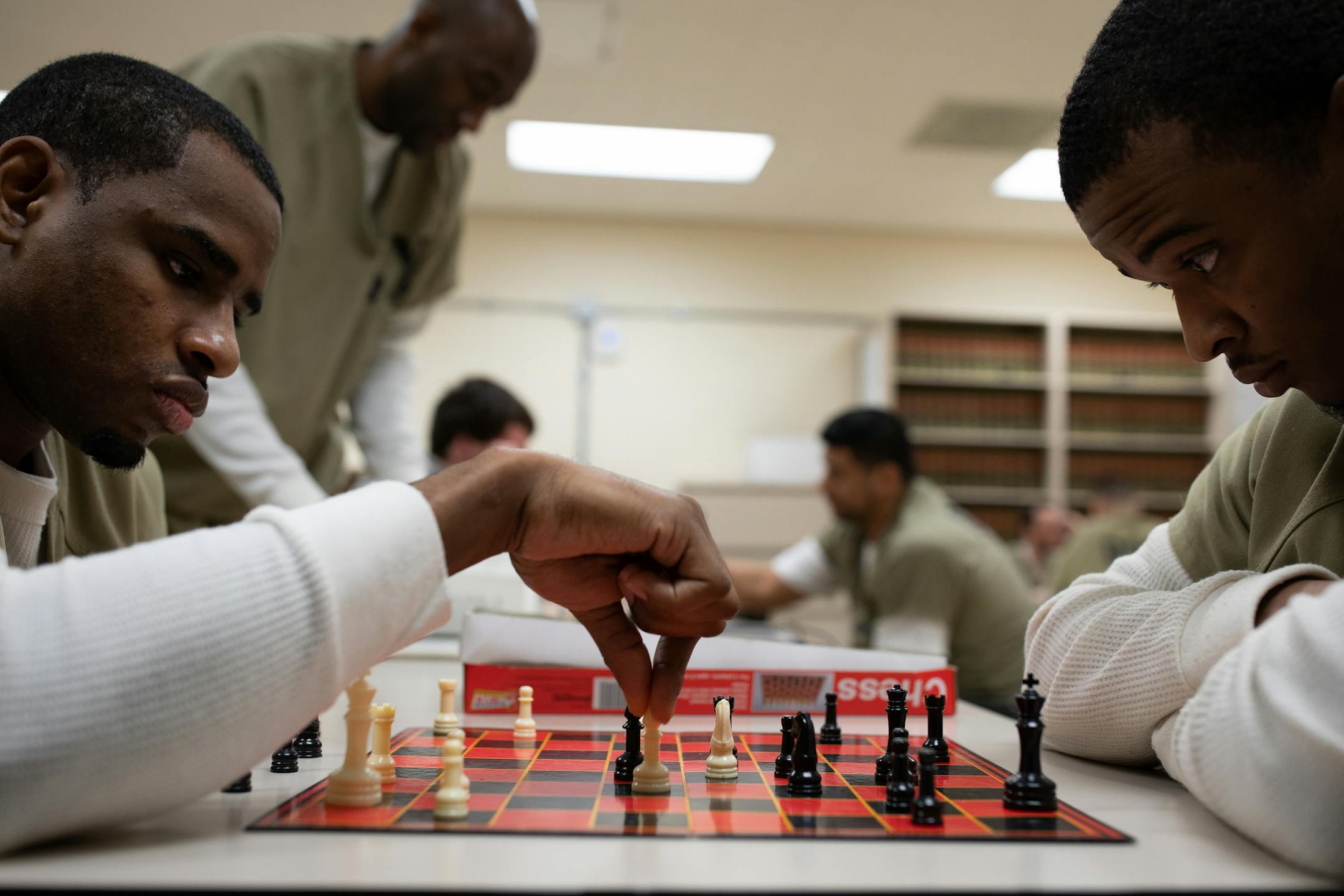 Cook County Jail detainees Jonathan Ivory, left, and Rashad Rowry practice before their next matches in a round-robin chess tournament with prisoners and detainees from around the world, at the Cook County Jail Division 11, Monday, Aug. 5, 2019 in Chicago. (E. Jason Wambsgans/Chicago Tribune/TNS) ORG XMIT: 1383546 ORG XMIT: MIN1908071119150919