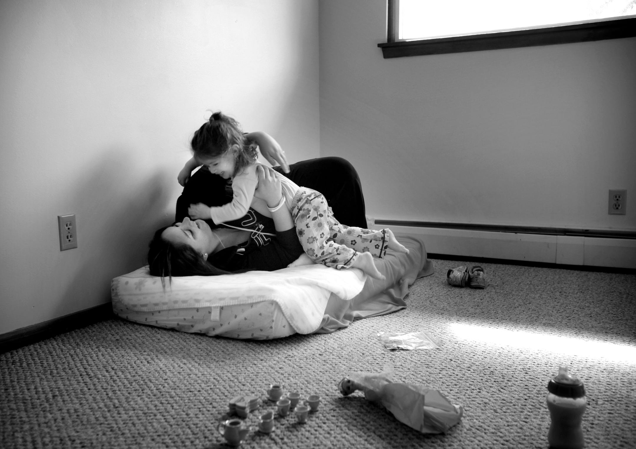 Coon Rapids, MN - April 27, 2010- Brittni Jones, 18, and her daughter Alissa, 21 months, play on the first day in their new apartment.