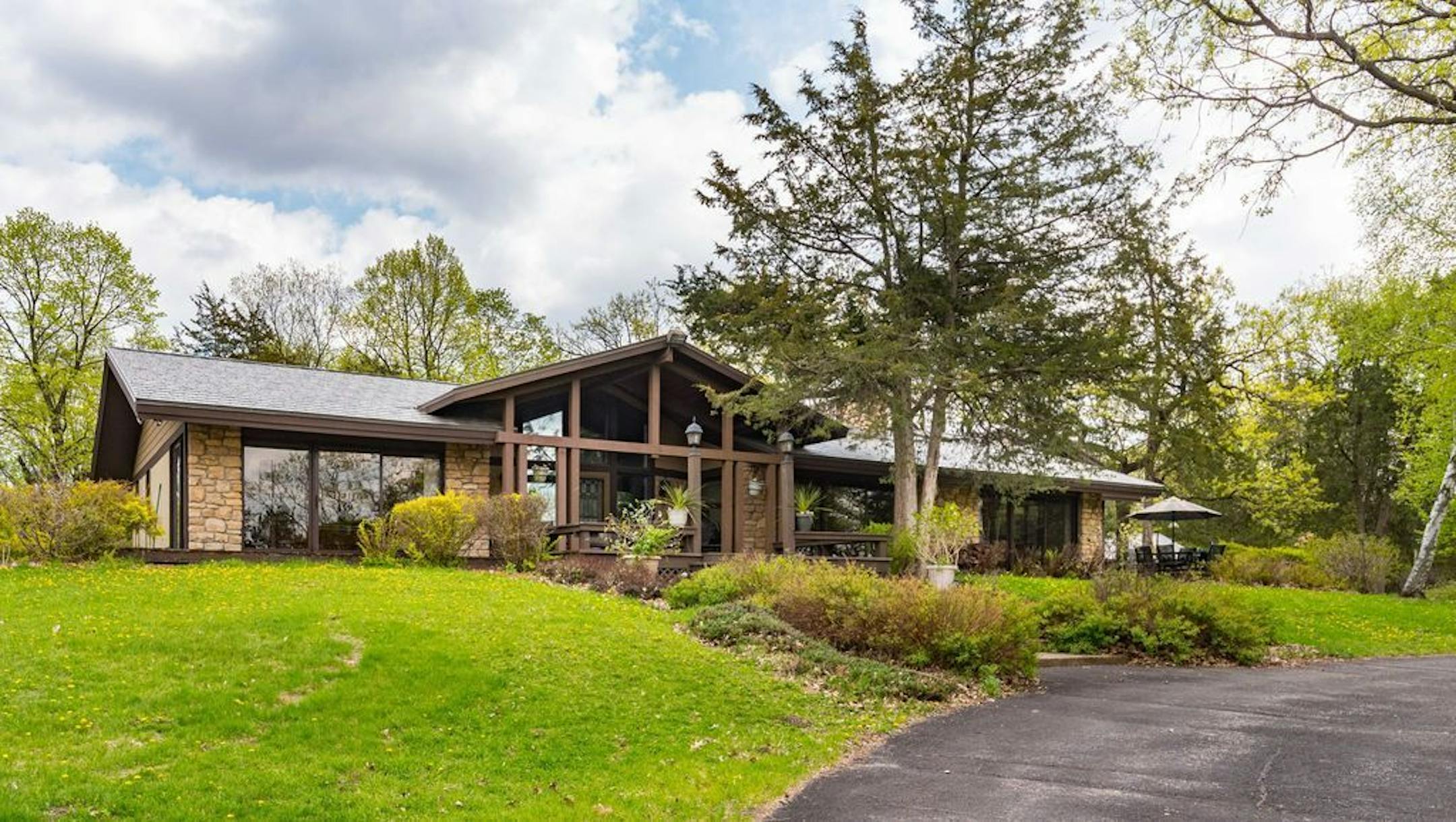 Homegazing - $1.595 million lodge-style Mississippi River home on Grey Cloud Island by the city of St. Paul Park.Credit John Walsh