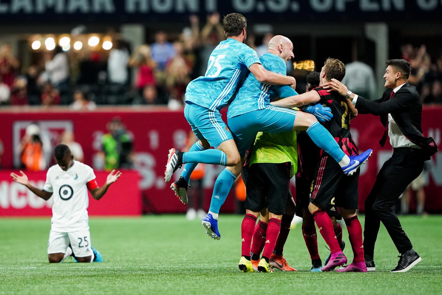 Atlanta United celebrates winning the U.S. Open Cup as Minnesota United forward Carlos Darwin Quintero falls to his knees as the clock runs out at Mercedes-Benz Stadium in Atlanta on Tuesday