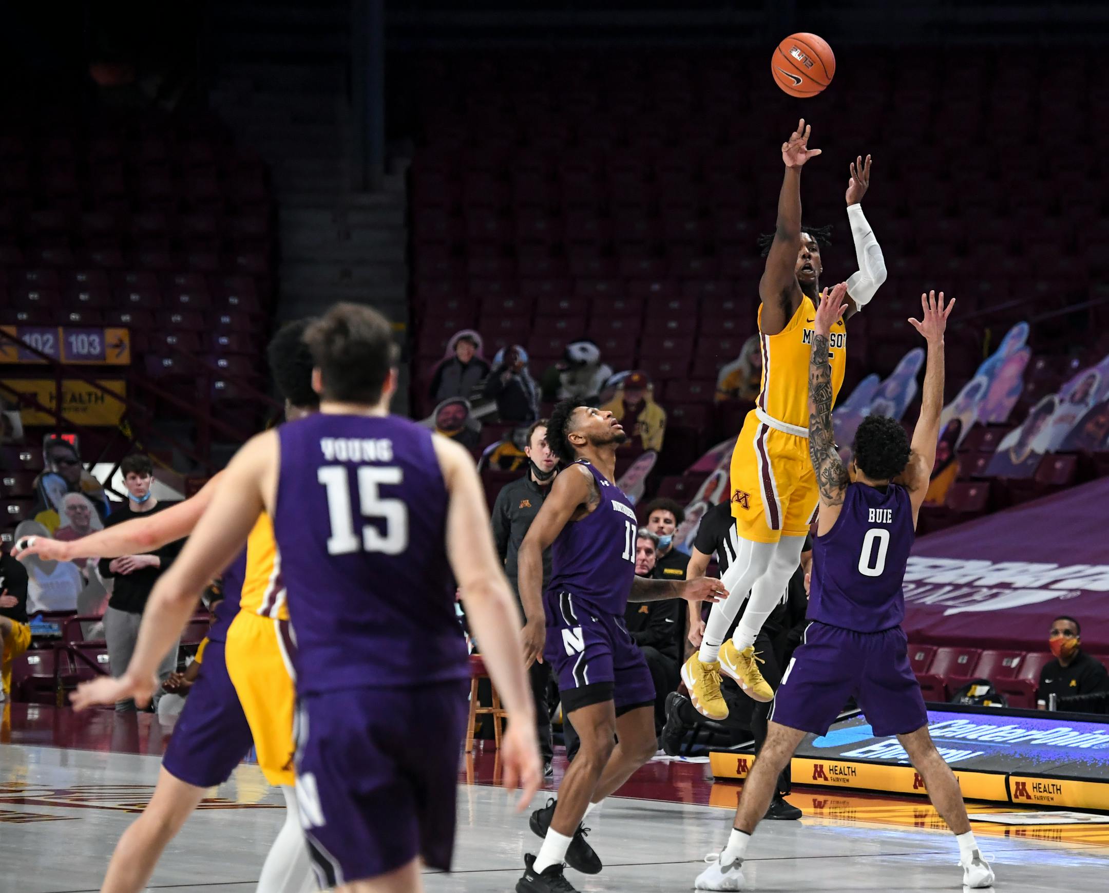 Minnesota Gophers guard Marcus Carr (5) missed a 3-pointer at the buzzer to end the first half against the Northwestern Wildcats.