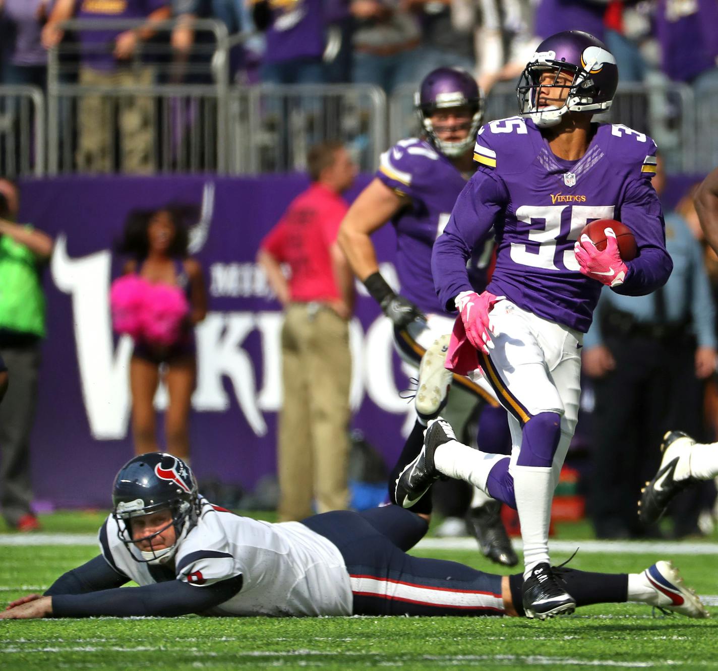 Minnesota Vikings Marcus Sherels dodges Texan's punter Shane Lechler and breaks away for a 79-yard punt return TD in the 2nd quarter.