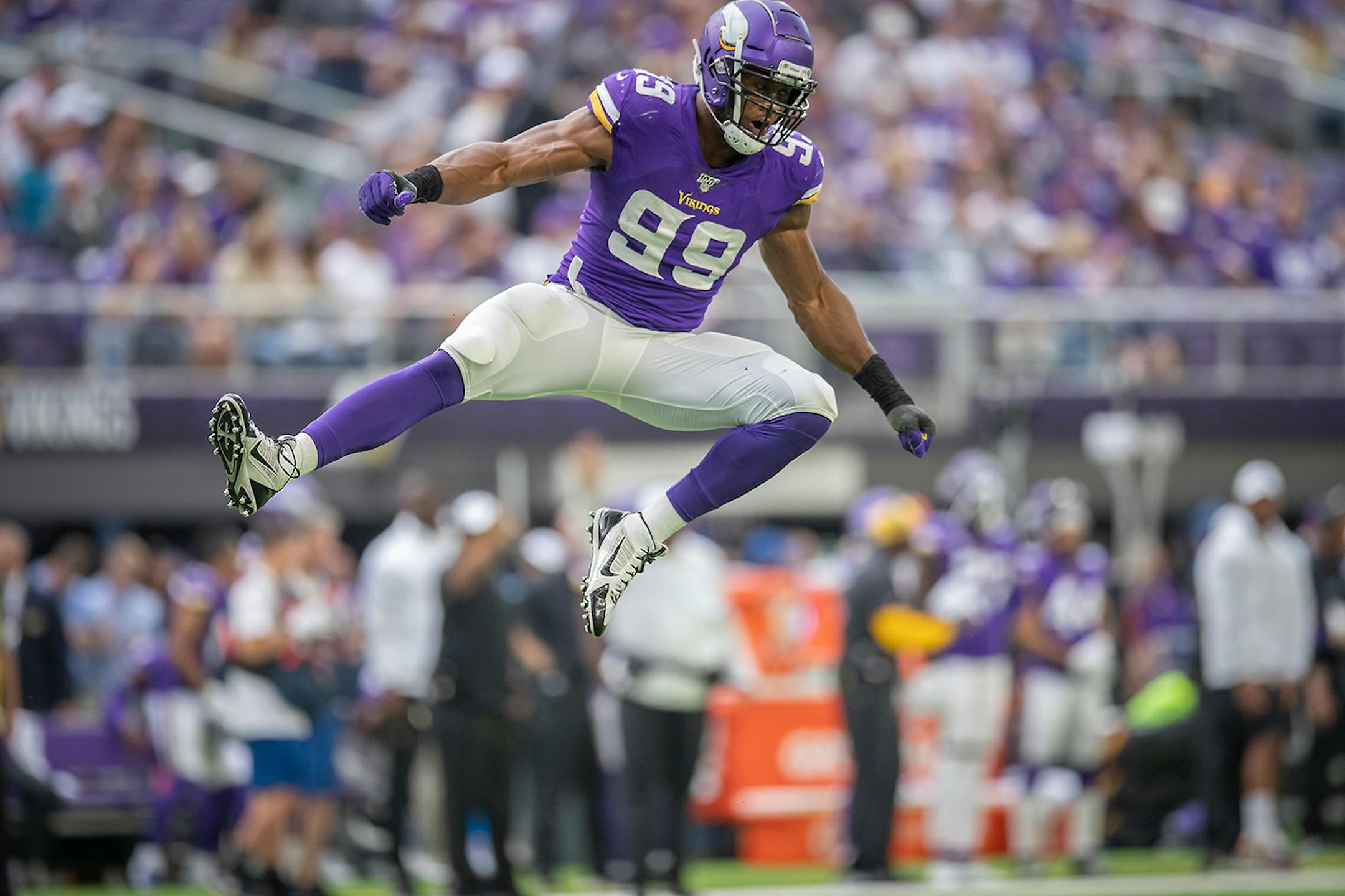 Vikings defensive end Danielle Hunter celebrated after he sacked Raiders quarterback Derek Carr in third quarter. Hunter had 6 sacks in the last seven games.