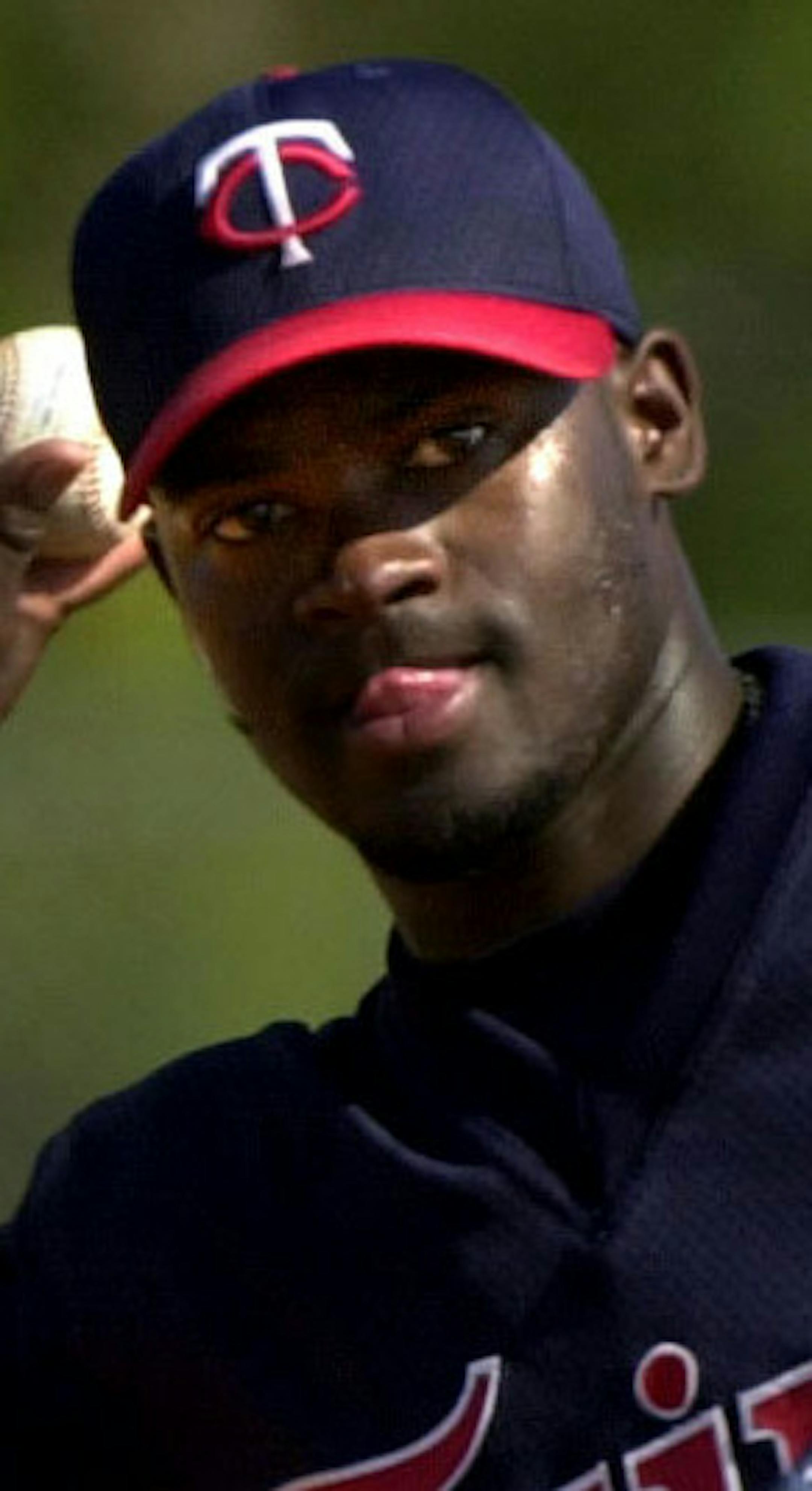 GENERAL INFORMATION: Fort Myers,Fl Sunday 2/26/2001 day 7 Spring training.
IN THIS PHOTO: Christian Guzman during infield practice today with Denny Hocking in the background.