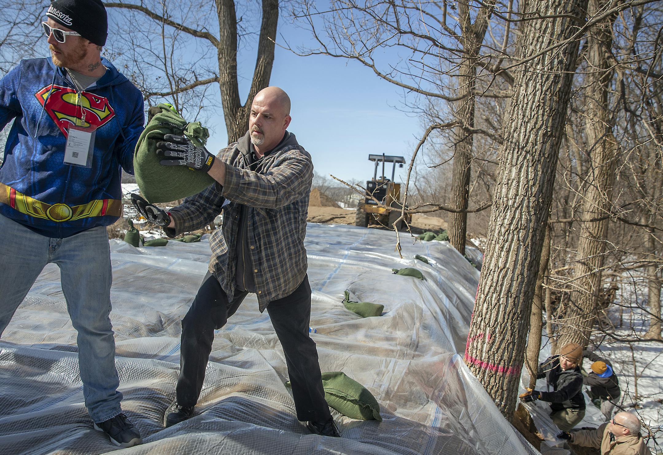 Prairie Island Indian Community and volunteers built a berm Tuesday, March 19, 2019 as they prepare for flooding in the Prairie Island Indian Community. The Prairie Island Indian Community is located on a physical island on the banks of the Vermillion and Mississippi Rivers. Flooding is an annual issue for the Community as much of its Reservation land sits within the floodplain. ] ELIZABETH FLORES • liz.flores@startribune.com