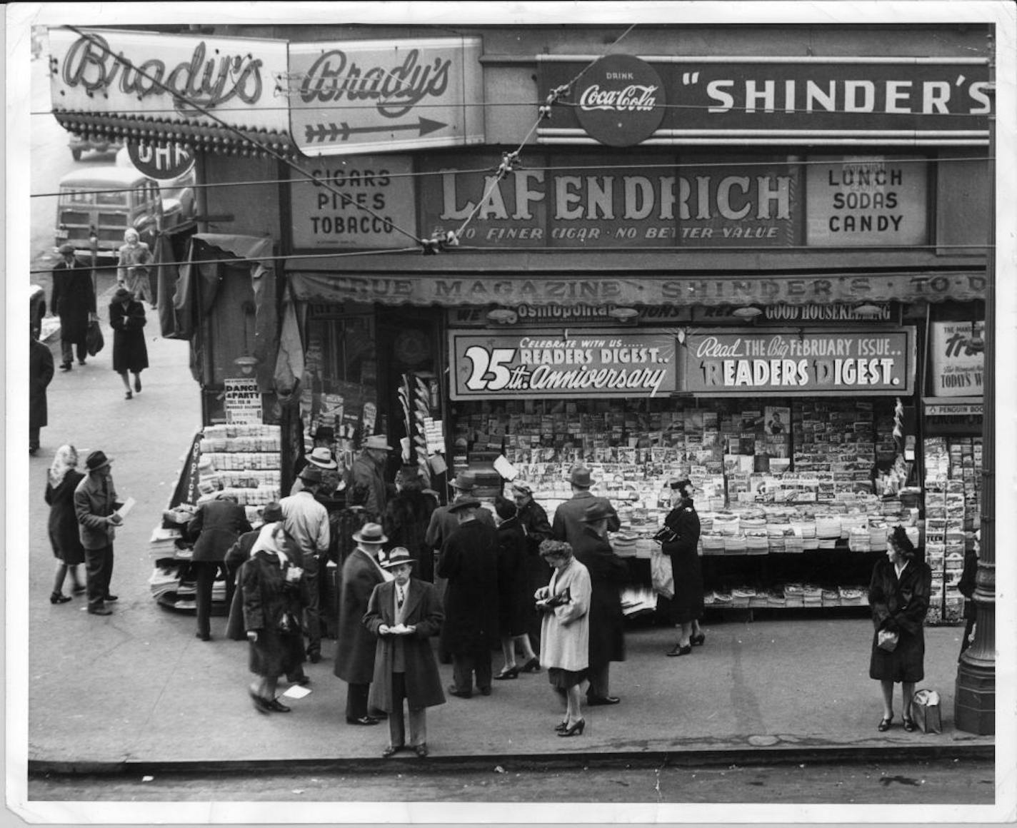 The Shinders newstand at the corner of 6th Street S. and Hennepin Avenue, in 1946.