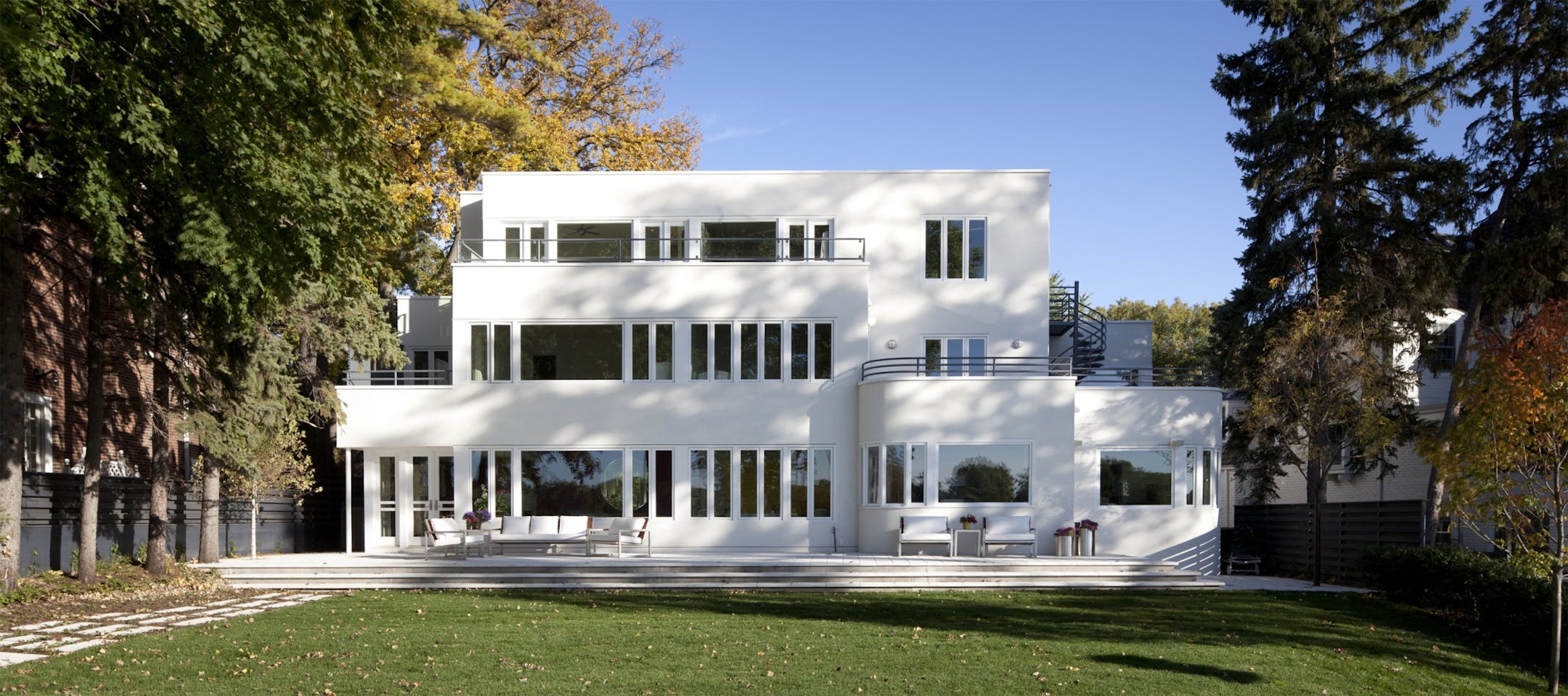 AIA0506: May Home of the Month: Remodeled Art Deco landmark on Cedar Lake by Peterssen/Keller.Photo credit Karen Melvin.Other two pix --- provided by peterssen/keller