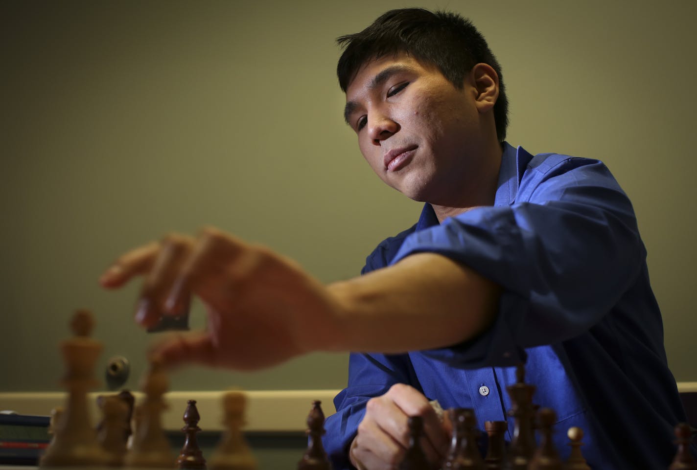 Chess Grandmaster Wesley So played chess with Sean Nagle at the Ridgedale Public Library on Friday, February 27, 2015 in Minnetonka, Minn. ] RENEE JONES SCHNEIDER &#x2022; reneejones@startribune.com