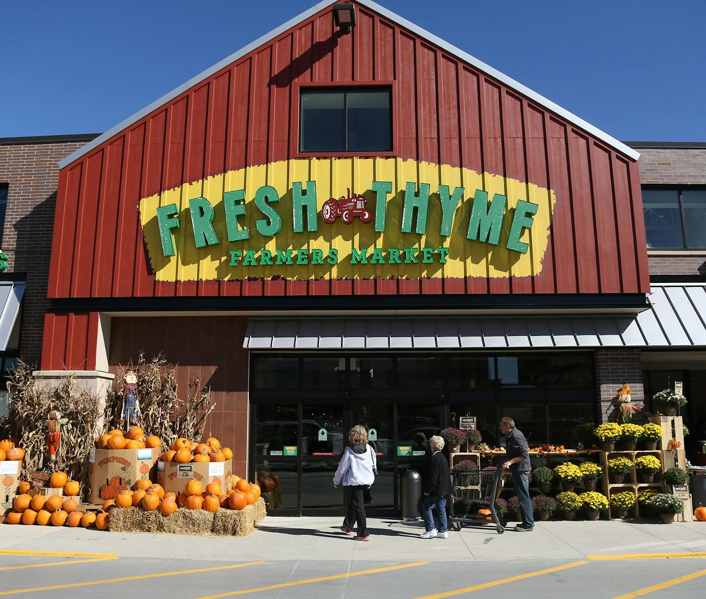 Customers walked into Fresh Thyme during its grand opening . ] (KYNDELL HARKNESS/STAR TRIBUNE) kyndell.harkness@startribune.com The Grand opening of Fresh Thyme in Bloomington Min., Wednesday September 30, 2015. ORG XMIT: MIN1509301559344950