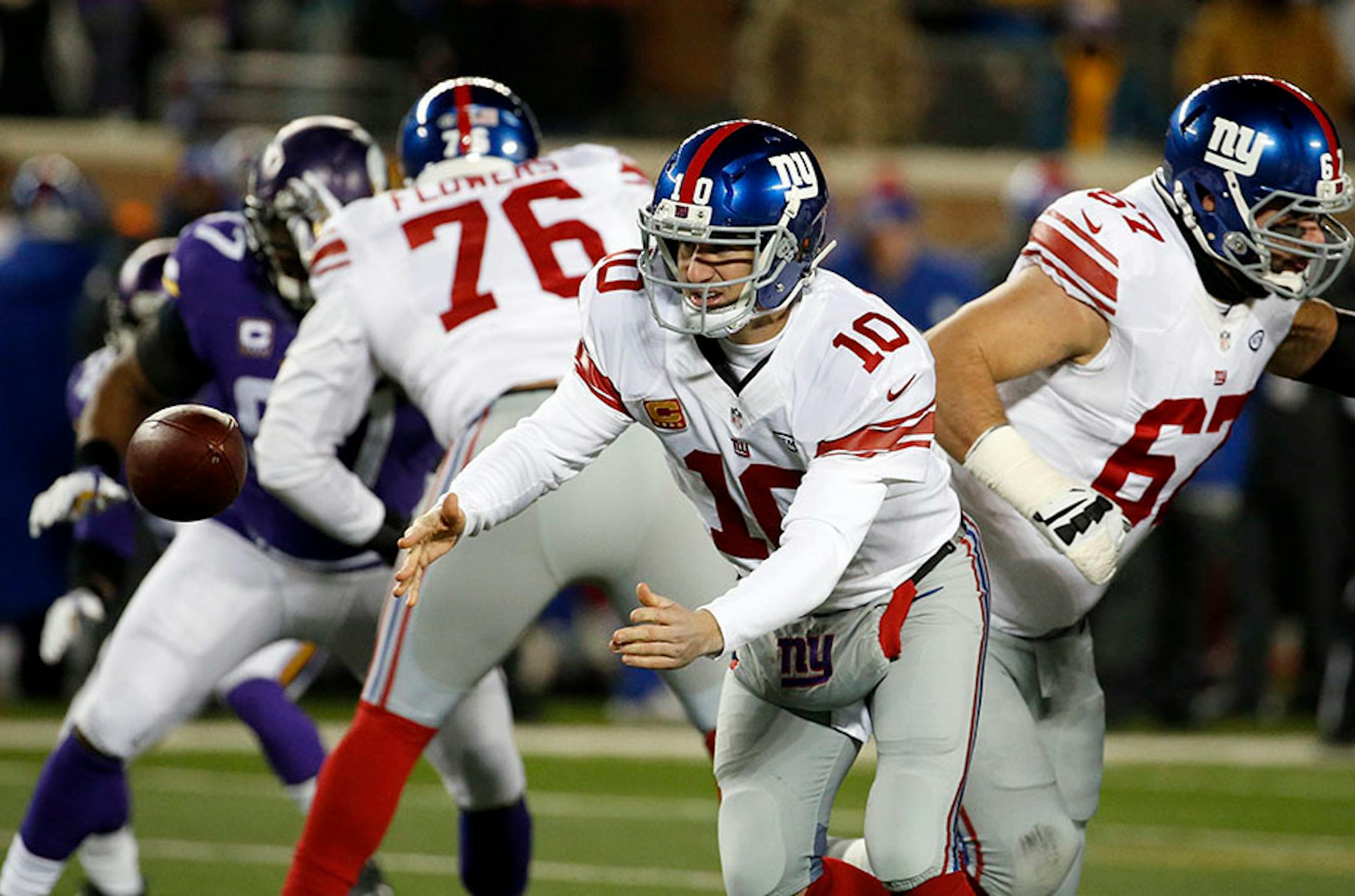New York Giants quarterback Eli Manning (10) pitches the ball back during the first half of an NFL football game against the Minnesota Vikings, Sunday, Dec. 27, 2015, in Minneapolis.