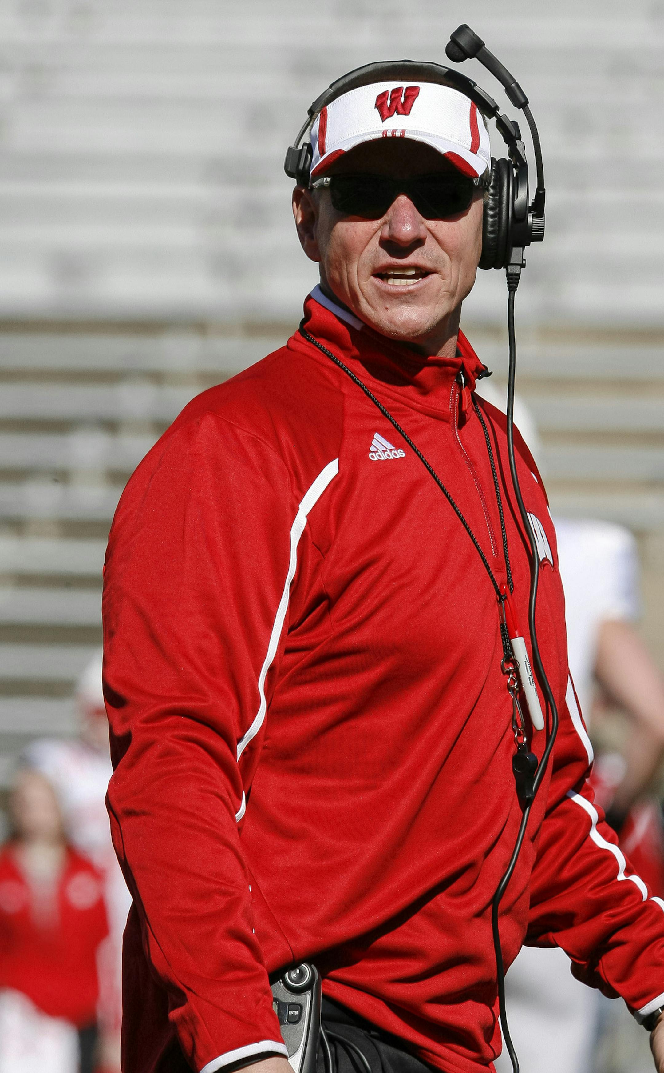New Badger football coach Gary Andersen gives instructions to his players while on the field during the first quarter of the Badgers Spring football game at Camp Randall Stadium. (AP Photo/Brian Ebner via Triple Play New Media) ORG XMIT: NYWWP