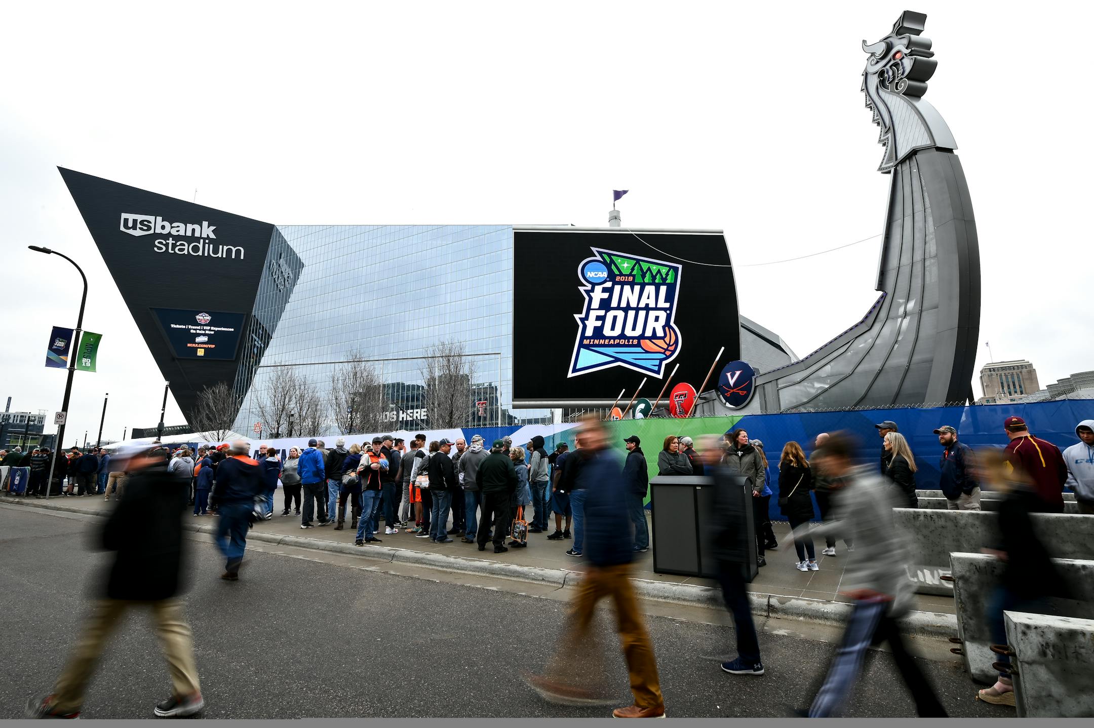 Fans flocked to US Bank Stadium for the Final Four semifinal gams on Saturday.
