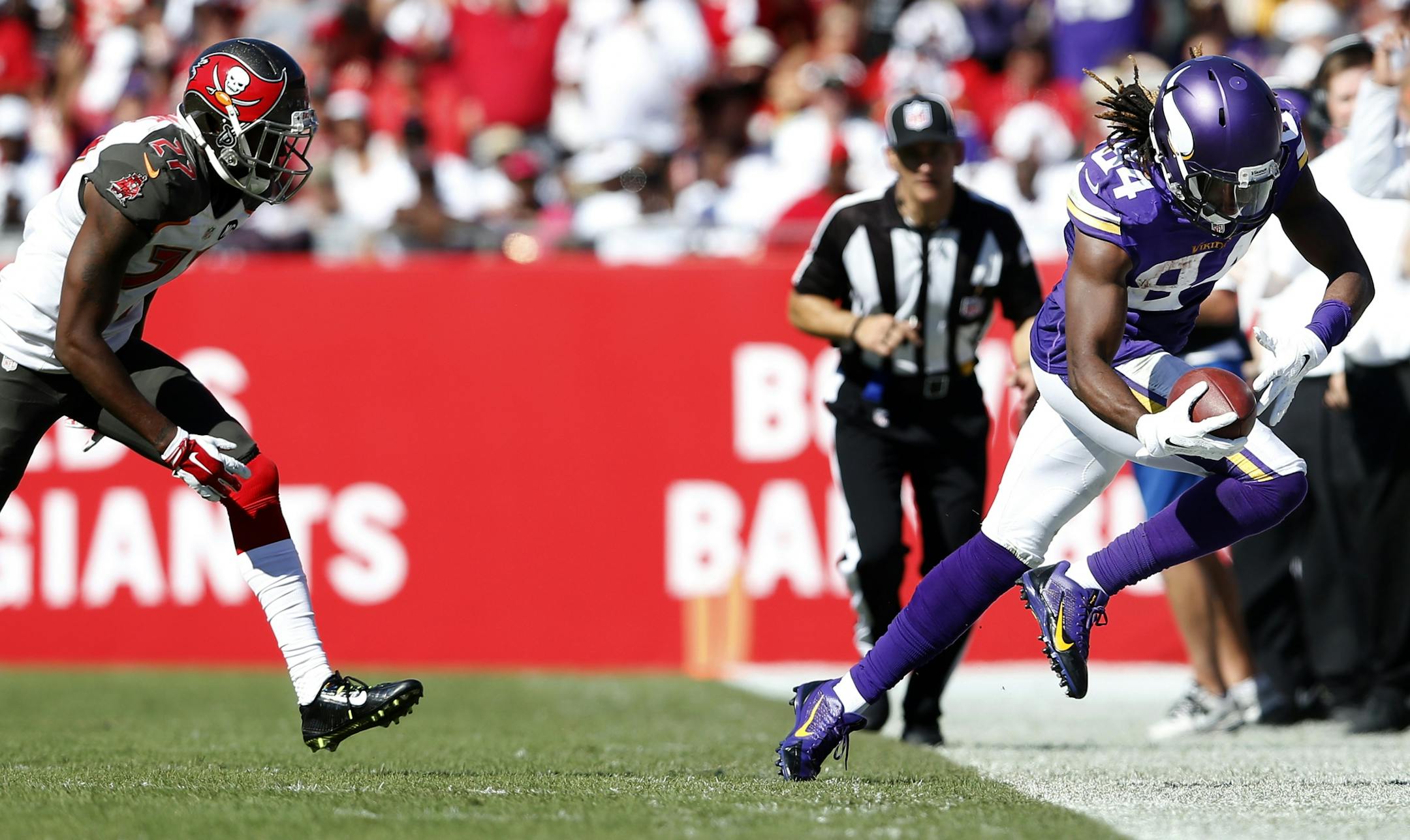 Vikings receiver Cordarrelle Patterson (84) made a 15-yard reception while being defended by Jonathan Banks (27) in the fourth quarter.