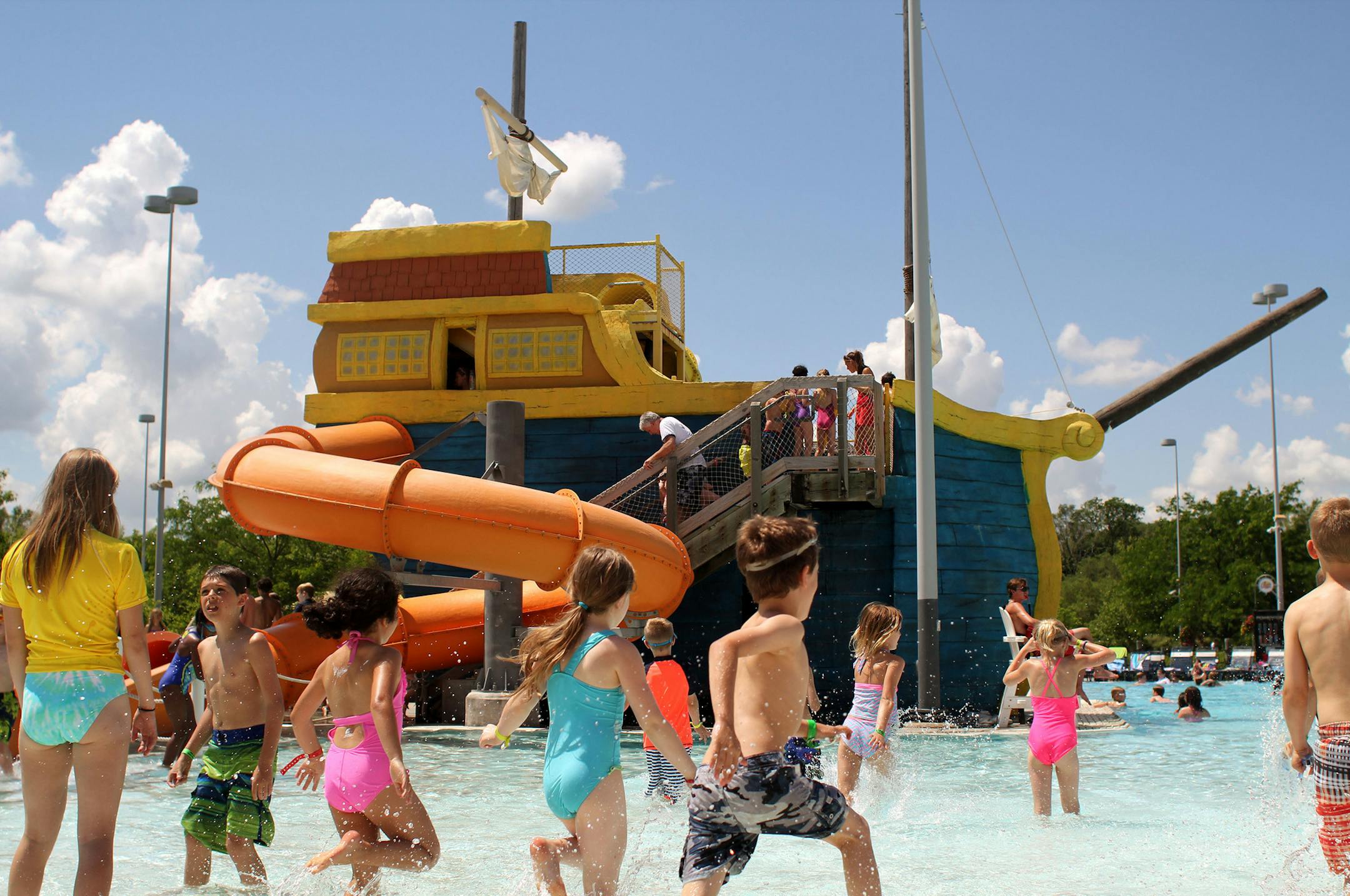 Kids run into the shallow water at the Cascade Bay water park in Eagan on Tuesday afternoon. ] MONICA HERNDON monica.herndon@startribune.com Minneapolis, MN 06/24/2014