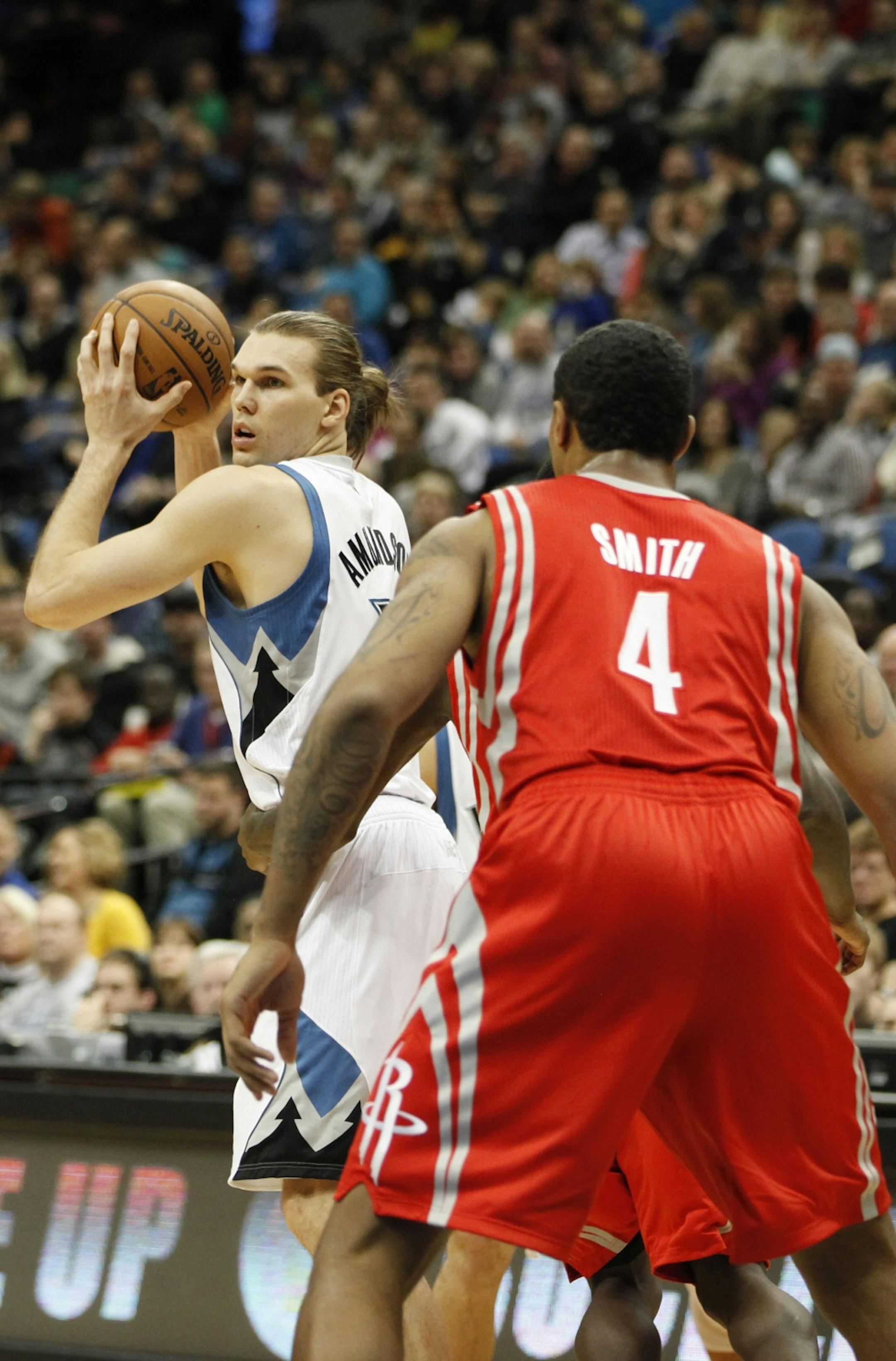 Timberwolves forward Lou Amundson, left.