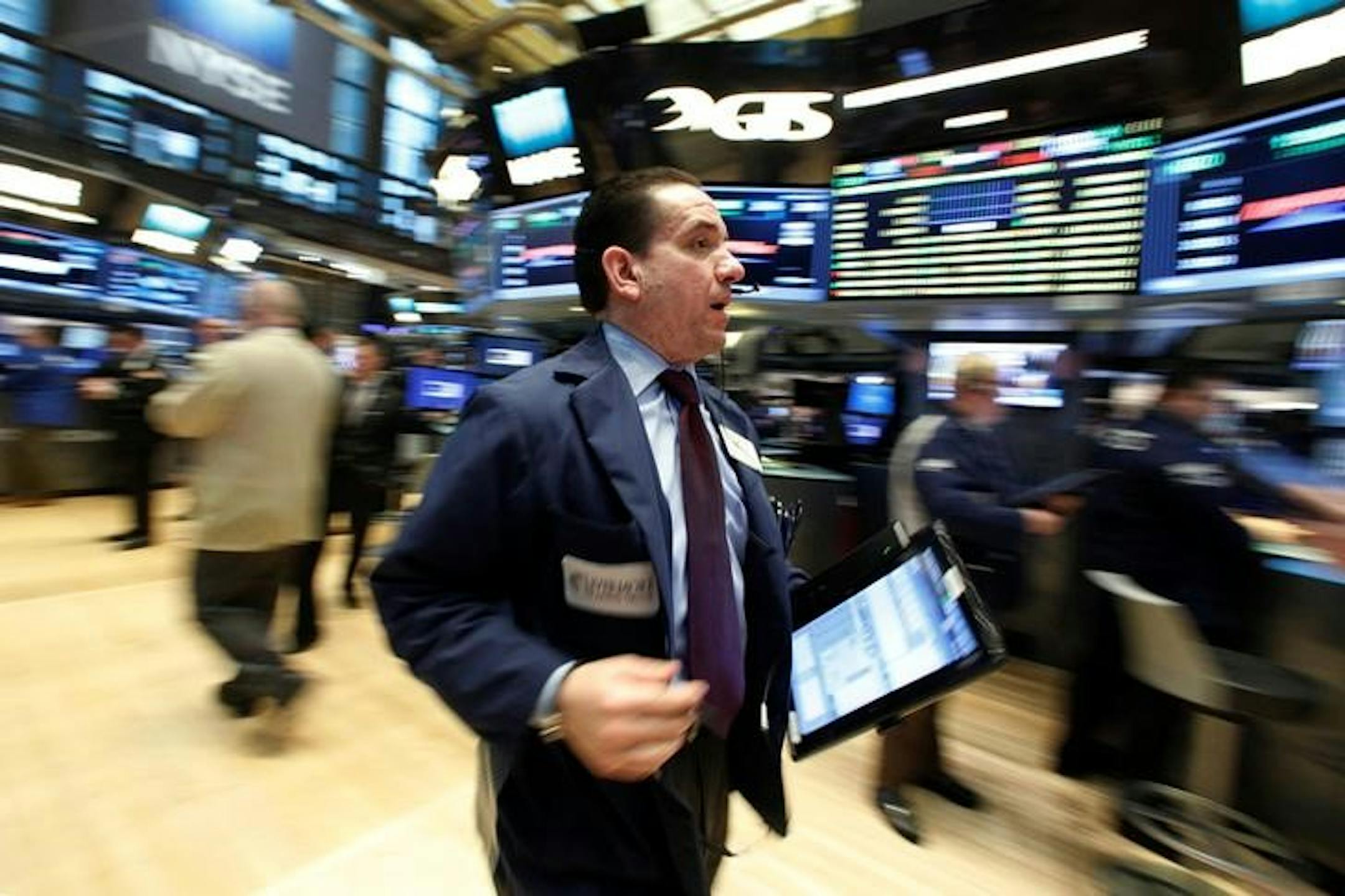 Traders work on the floor of the New York Stock Exchange (NYSE) in New York City, U.S., January 24, 2017. REUTERS/Brendan McDermid
