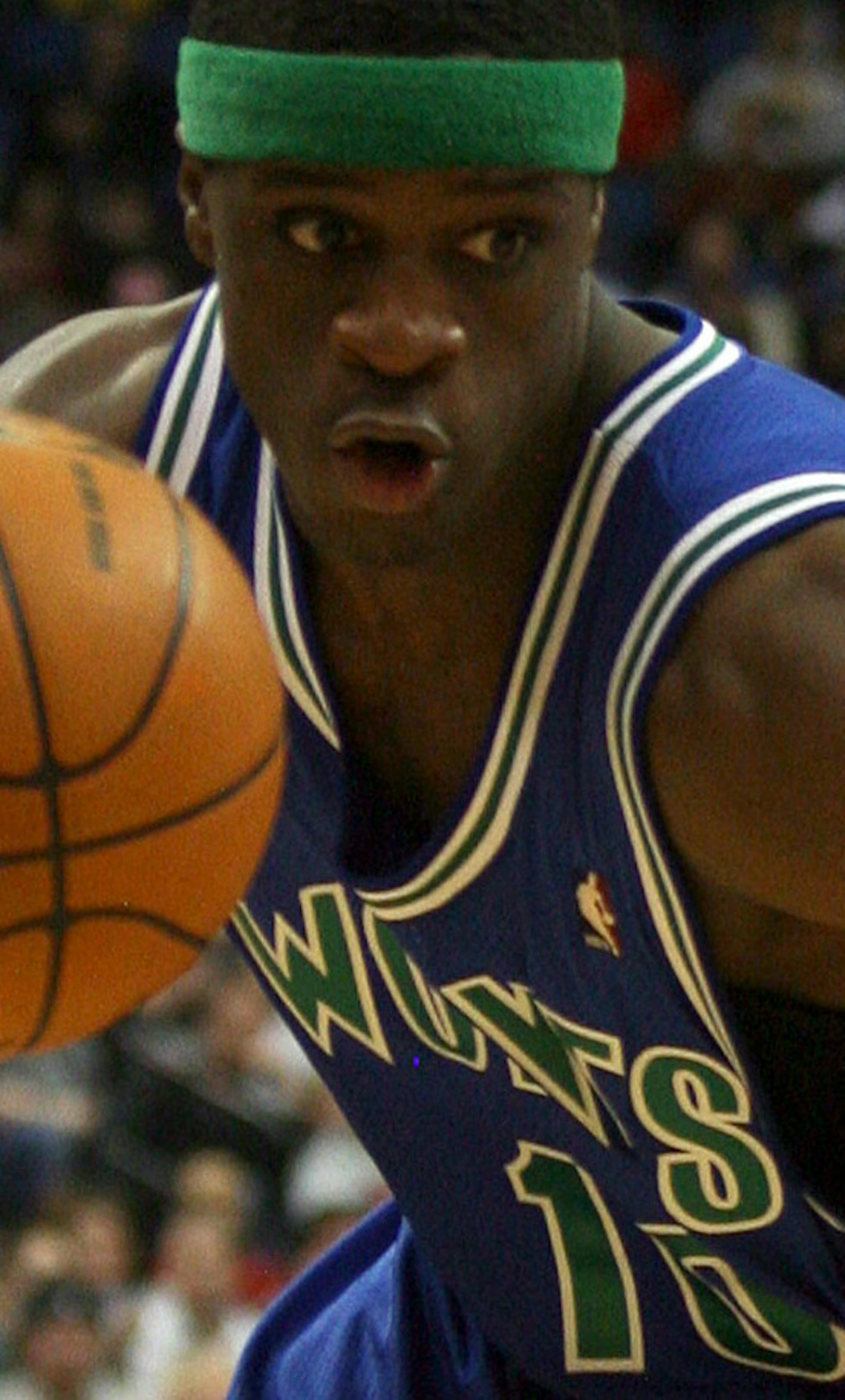 KYNDELL HARKNESS &#x2022; kyndell.harkness@startribune.com MINNEAPOLIS- 2/19/10 Chicago play the Wolves at the Target Center. IN THIS PHOTO: ] Wolves Jonny Flynn made a move to the basket against the Bulls Jannero Pargo during second quarter action.