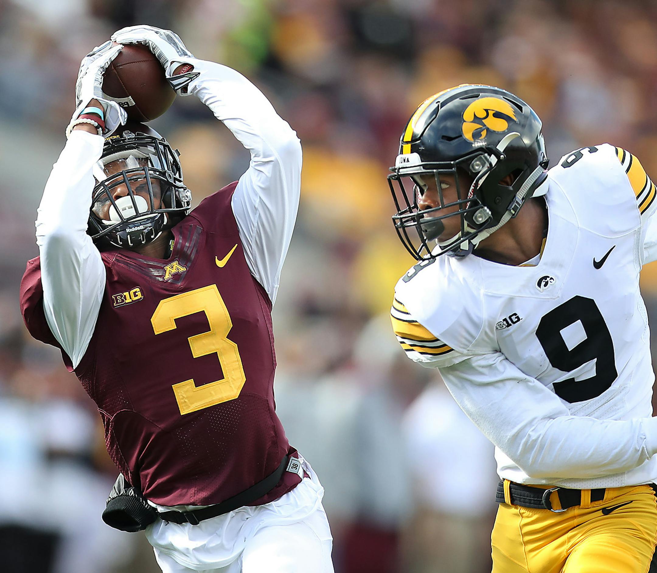 Minnesota's defensive back KiAnte Hardin intercepted a pass intended for Iowa's wide receiver Jerminic Smith in the first quarter as Minnesota took on the Iowa Hawkeyes at TCF Bank Stadium, Saturday, October 8, 2016 in Minneapolis, MN. ] (ELIZABETH FLORES/STAR TRIBUNE) ELIZABETH FLORES • eflores@startribune.com