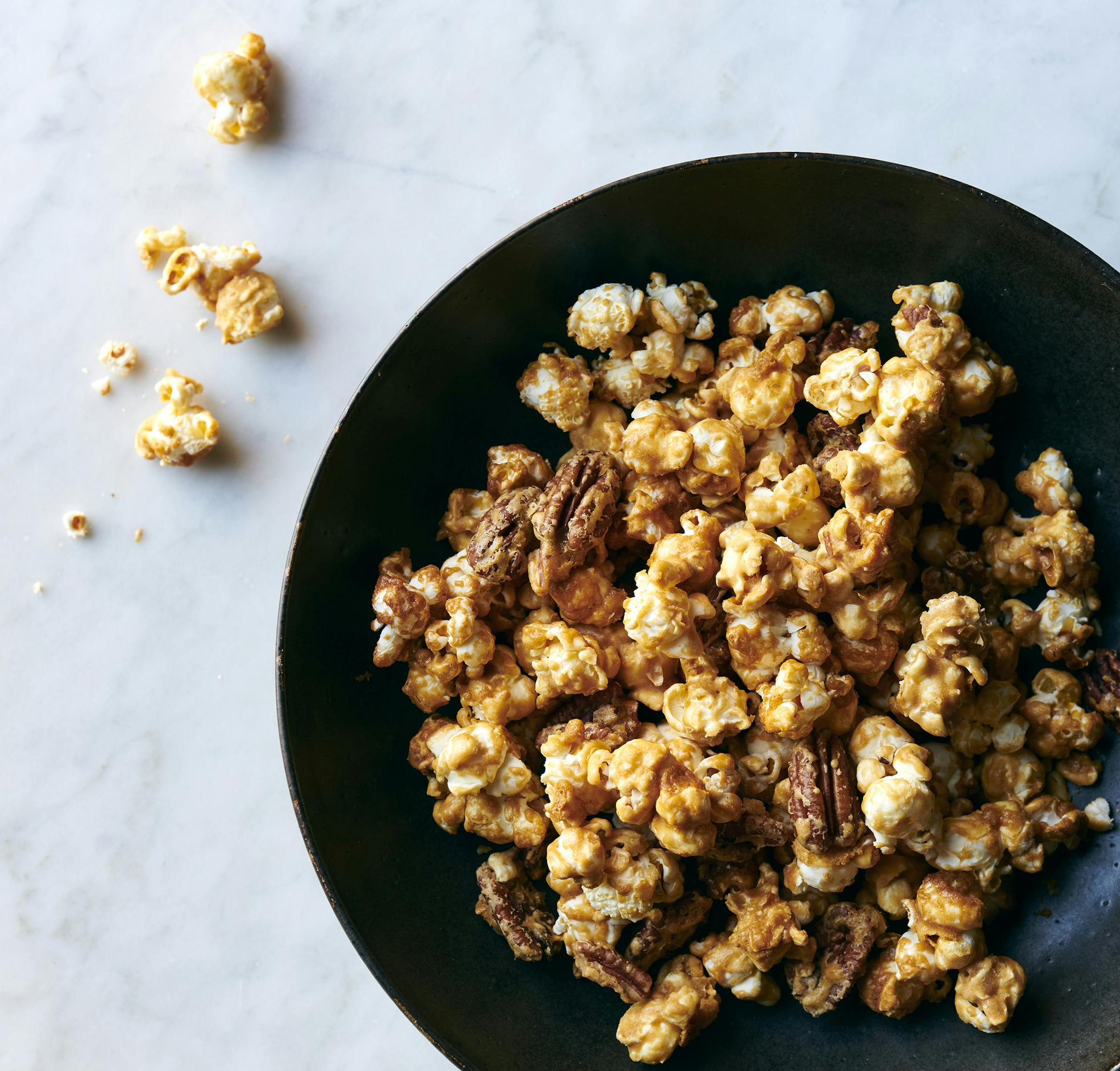 For a caramel corn with a candy-like crunch, use a bit of baking soda. Maple syrup and baking soda make for the lightest, crispiest caramelized popcorn. (David Malosh/The New York Times) ORG XMIT: XNYT145