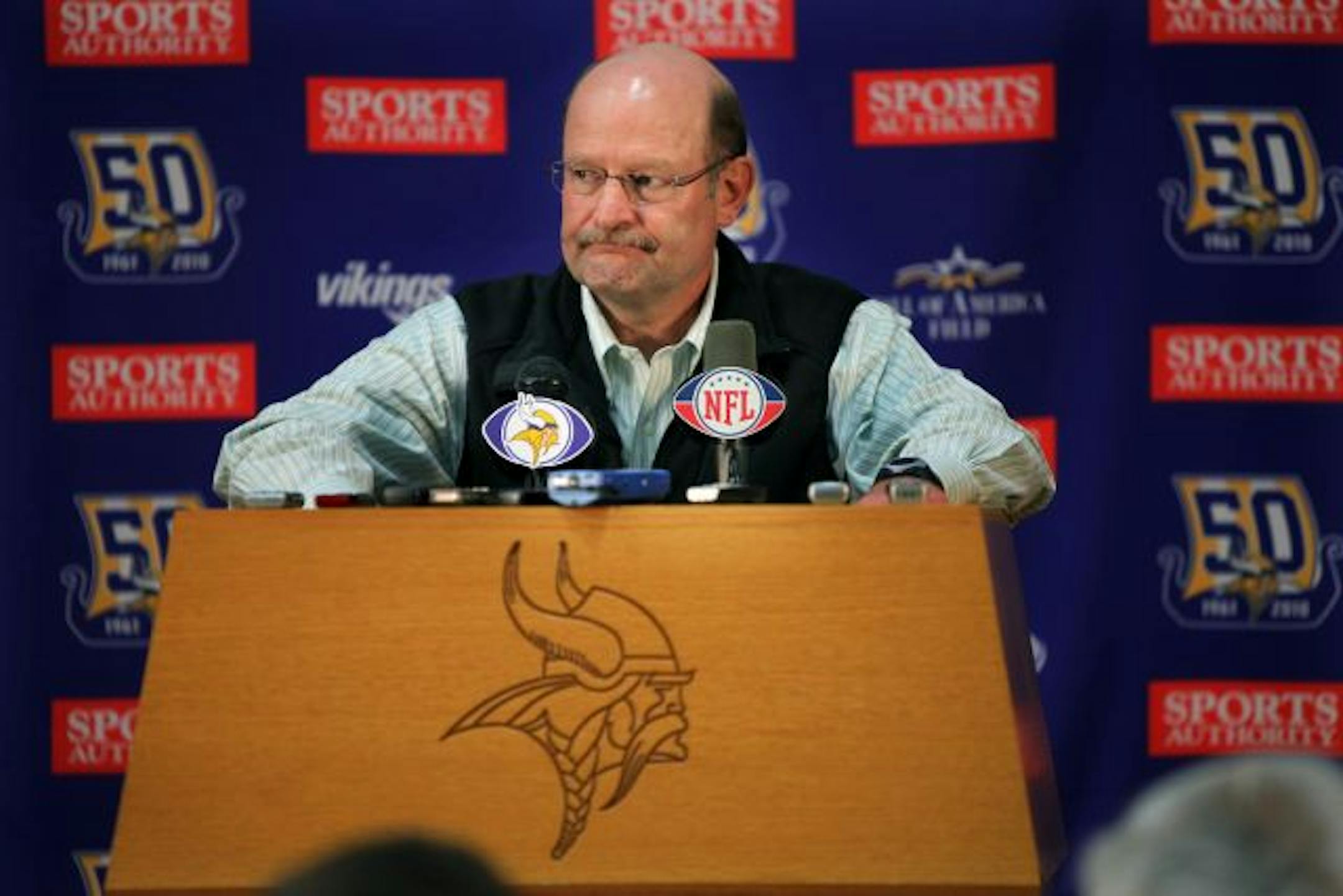 The Vikings' head coach Brad Childress addressed the media at Winter Park. He announced that Favre has a stress fracture and a heel injury.