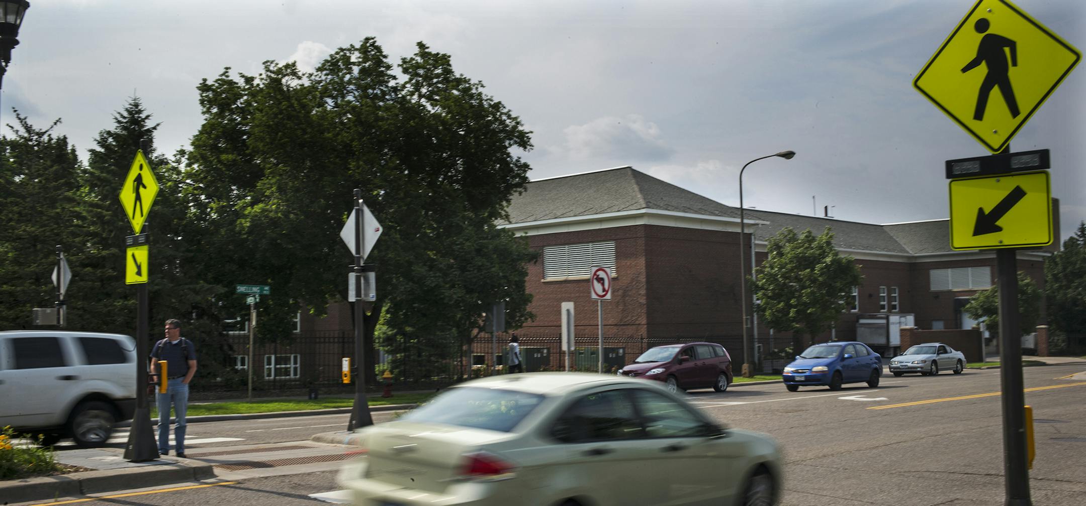 The intersection of Lincoln and Snelling Ave. has proved to be a trouble spot for pedestrians to cross the four lanes of traffic. Walk signs and signals have been put in place to mitigate the circumstances.] Richard Tsong-Taatarii/rtsong-taatarii@startribune.com ORG XMIT: MIN1507021448540554
