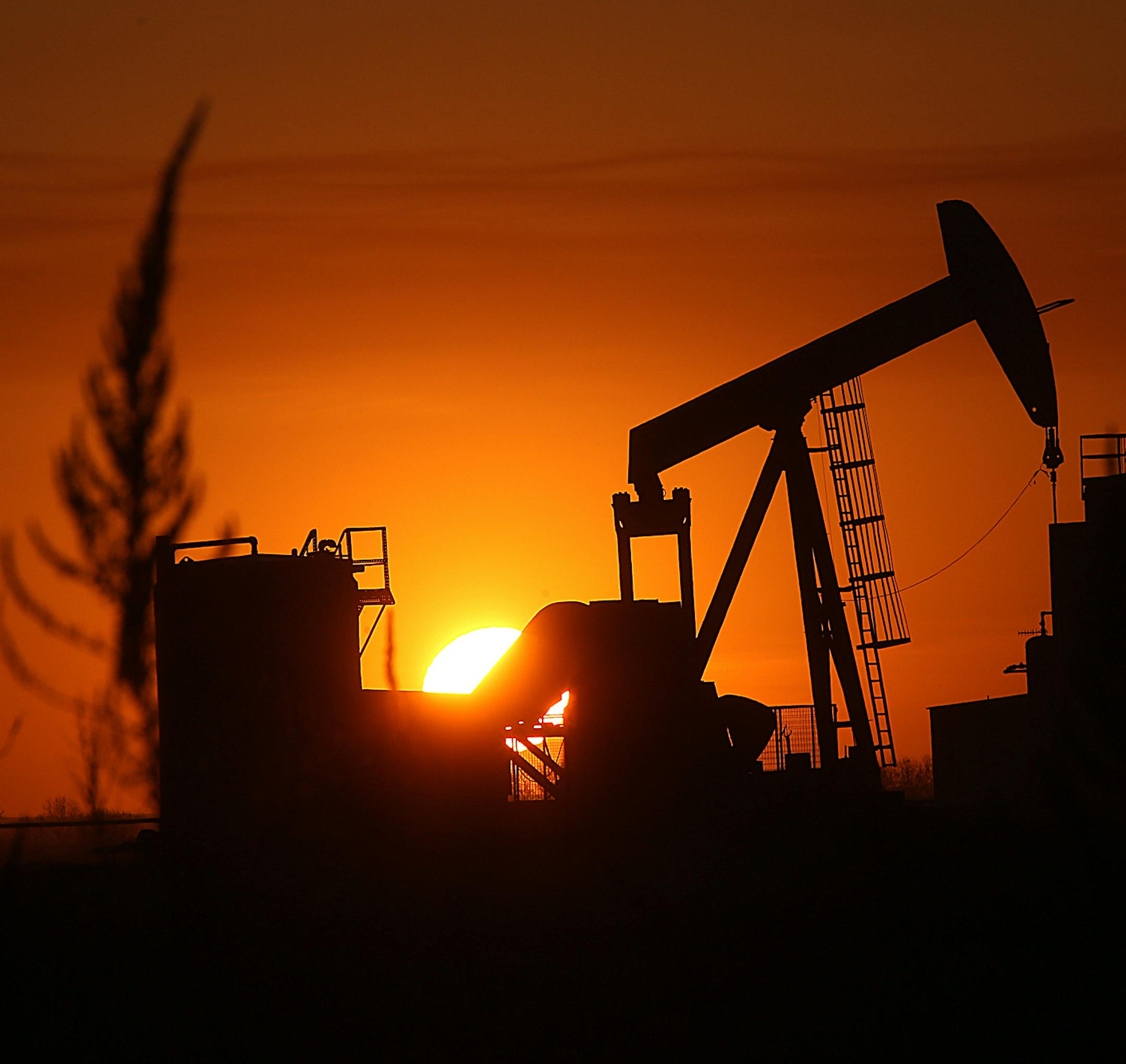 The sun set over the Bakken Oil Formation, behind an oil well near Williston. ] (JIM GEHRZ/STAR TRIBUNE) / September 26, 2013, Watford City, ND ‚Äì BACKGROUND INFORMATION- PHOTOS FOR USE IN FIRST PART OF NORTH DAKOTA OIL BOOM PROJECT: Dozens of drilling rigs dot the North Dakota landscape in the Williston Basin and the Bakken Oil Formation. Once the rigs drill holes, several miles deep and then several miles horizontally, hydraulic fracturing technology (‚Äúfrac