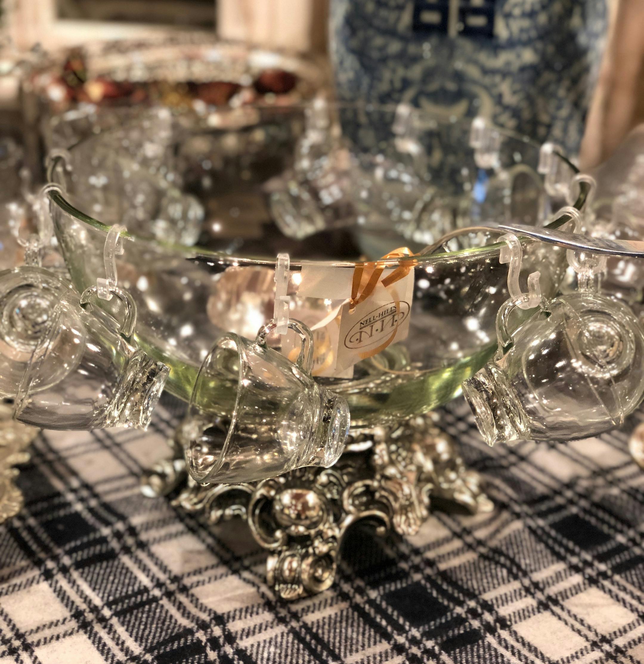 What happens when you pair your plates with a new tablecloth or napkins? (Mary Carol Garrity/TNS) ORG XMIT: 1254710