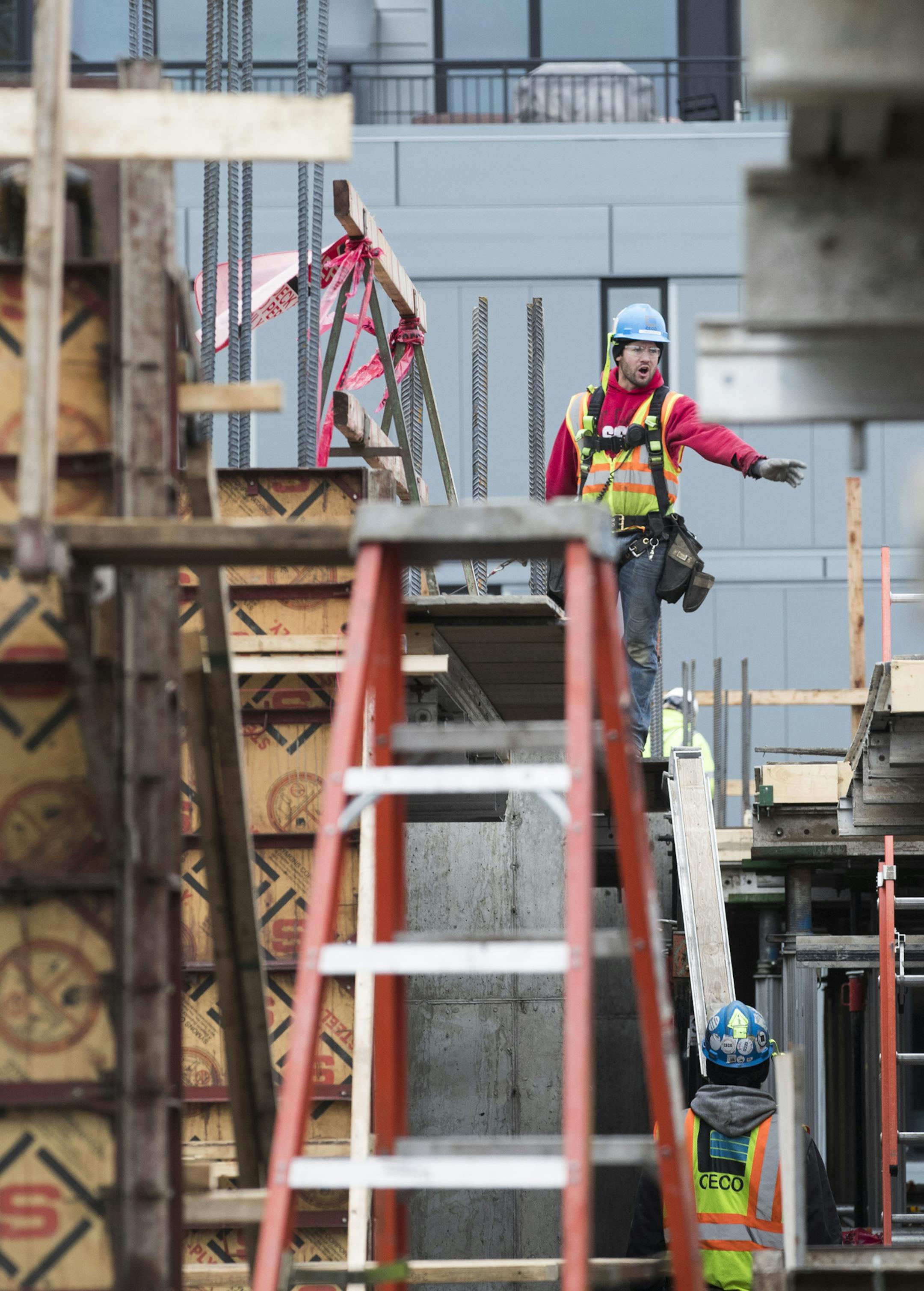 Construction workers work on a new 17-story residential tower located at Portland Ave. and 9th Street in downtown Minneapolis. ] (Leila Navidi/Star Tribune) leila.navidi@startribune.com BACKGROUND INFORMATION: Construction on a new 17-story residential tower located at Portland Ave. and 9th Street in downtown Minneapolis on Wednesday, October 26, 2016. The 306-unit apartment residence has been named “H.Q.” Owned by Kraus-Anderson, H.Q. is part of the new comprehensive, mixed-use bl