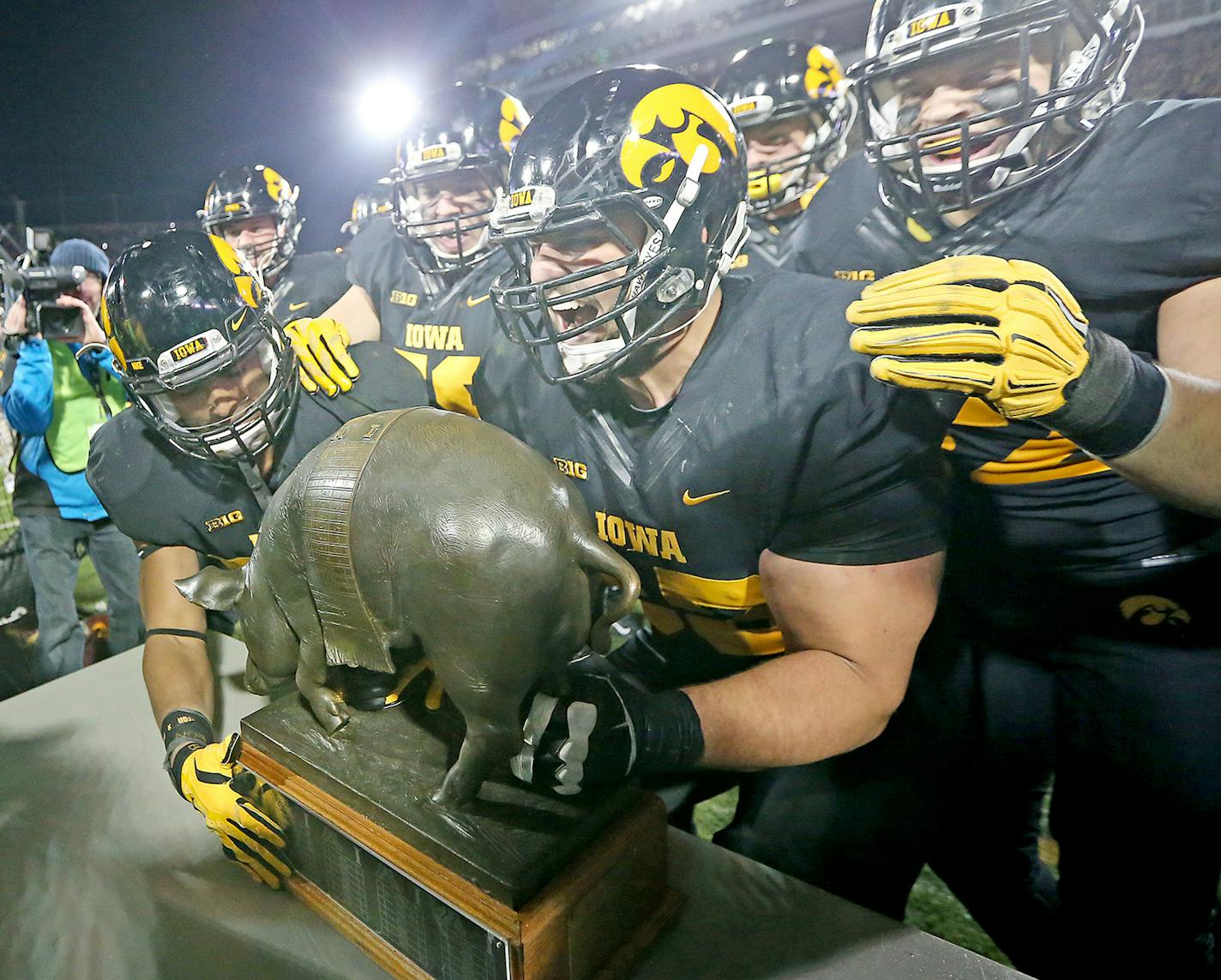 "Floyd the Pig" made it back into the hands of Iowa players after they defeated Minnesota 40-35 at Kinnick Stadium, Saturday, November 14, 2015 in Iowa City, IA. ] (ELIZABETH FLORES/STAR TRIBUNE) ELIZABETH FLORES &#xef; eflores@startribune.com