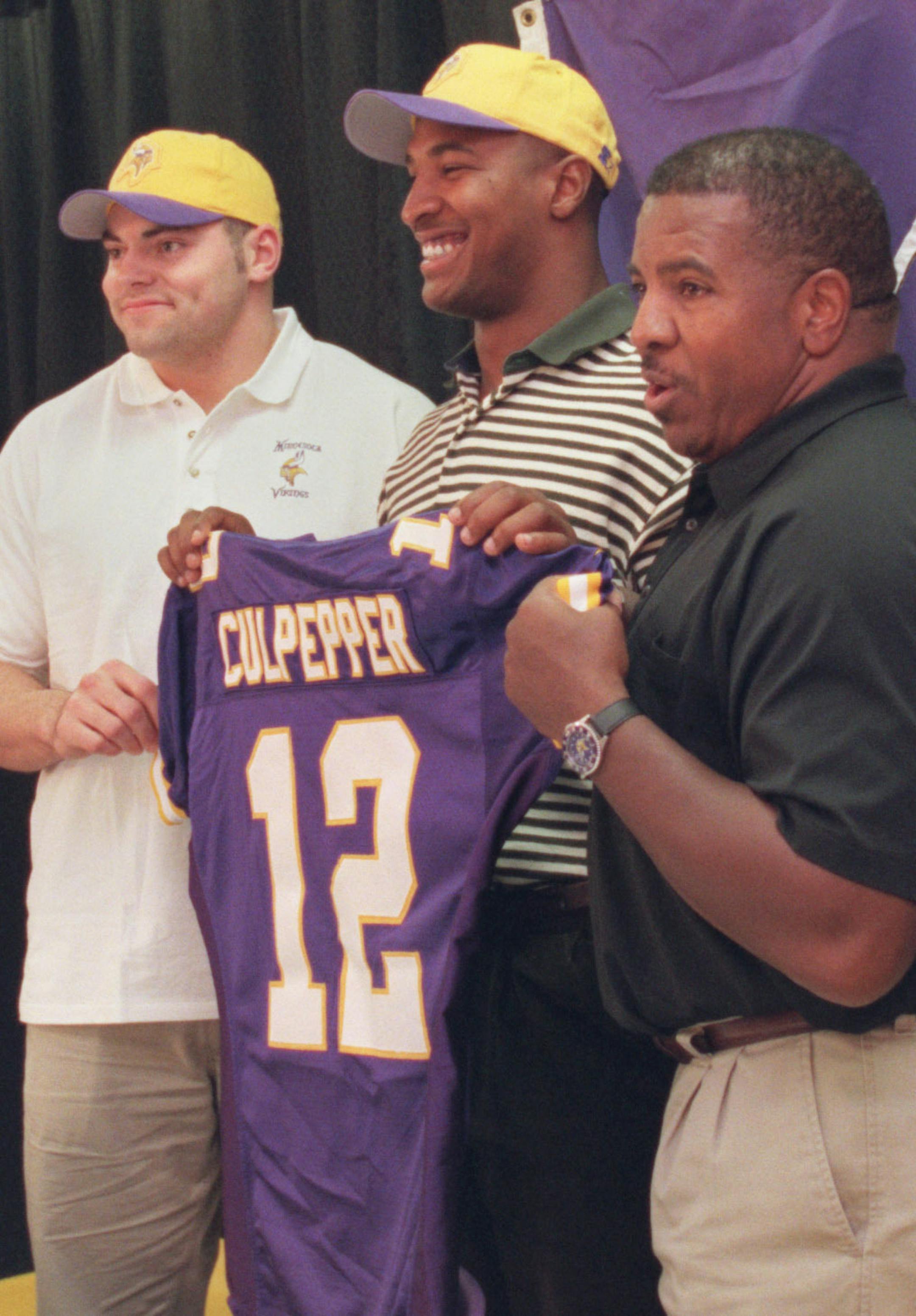Vikings draft pix, Daunte Culpepper, Jimmy Kleinsasser -- vike19.29830 - Vikings coach Dennis Green ( center) poses for a picture with 2 new draft choices, Jimmy Kleinsasser ( left) from No Dak, and Daunte Culpepper ( right) from central Florida. ORG XMIT: MIN2015042918481987