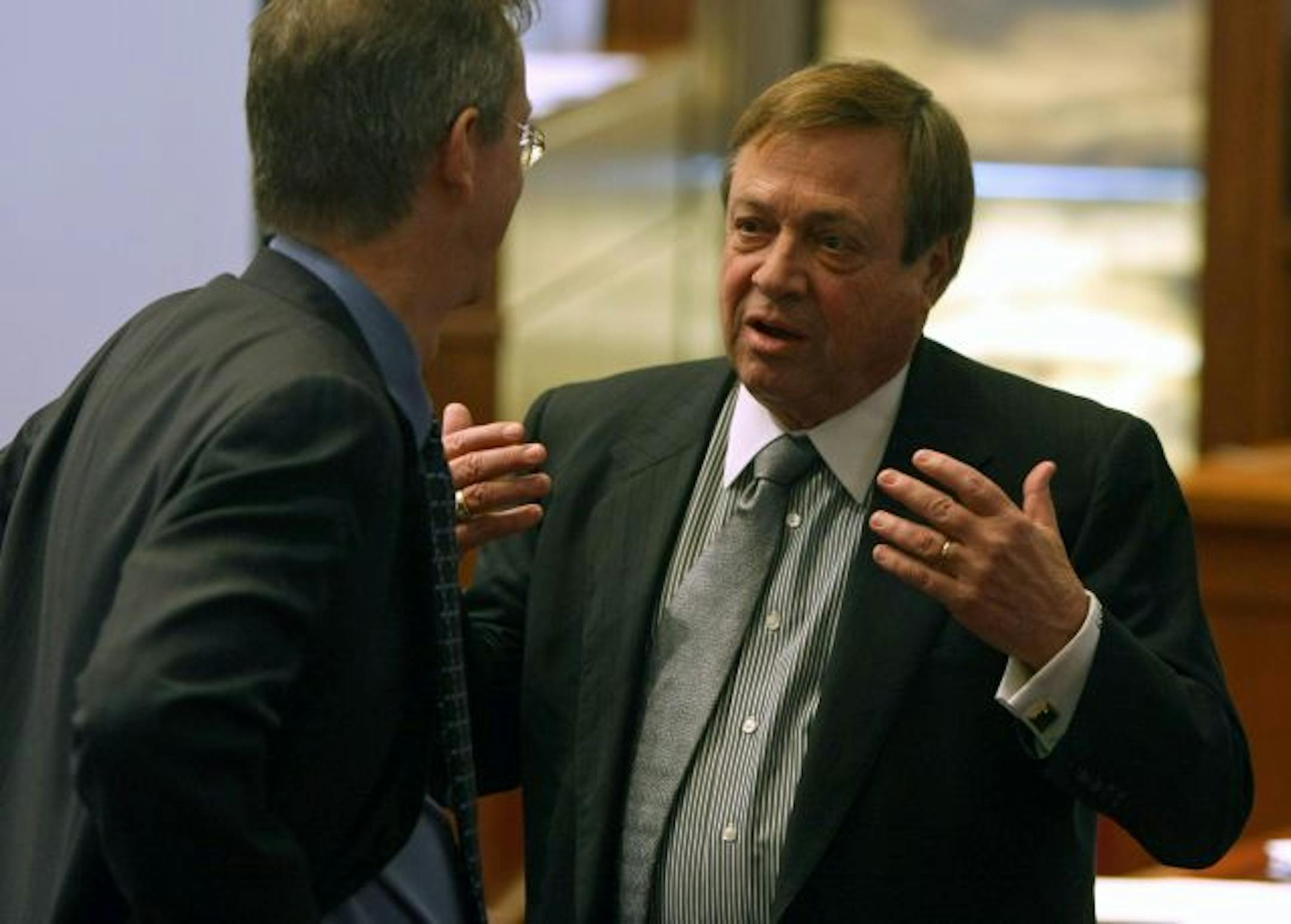 Franken attorney Kevin Hamilton, left, and Coleman attorney Joe Friedberg talk.